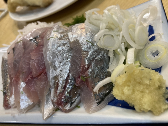 京急大津で釣ったアジの刺身の写真