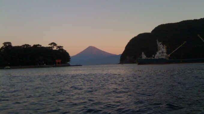 戸田港からみる富士山の写真