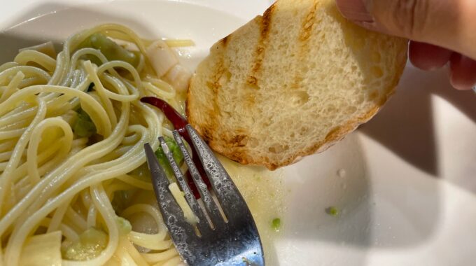 バール&トラットリア ノアのペペロンチーノに付いてきたパンの写真