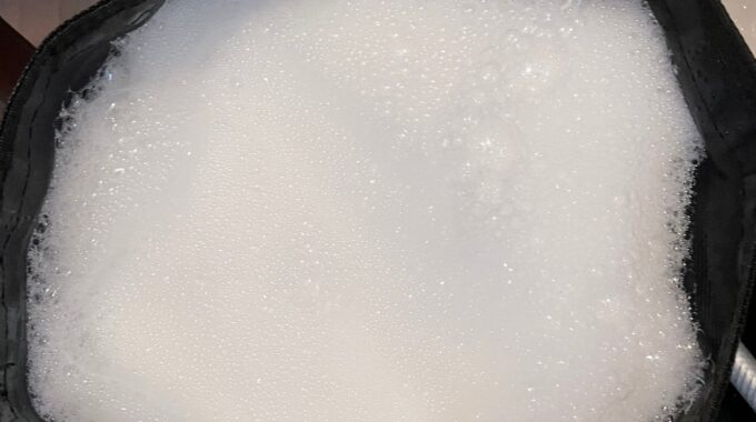 浴室換気扇のファンの洗浄用バケツの写真