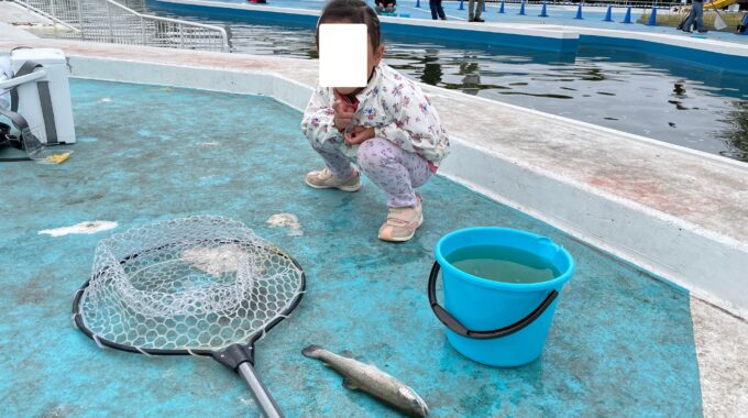 FISHING POOL PARK INAGEでニジマスを釣った娘の写真