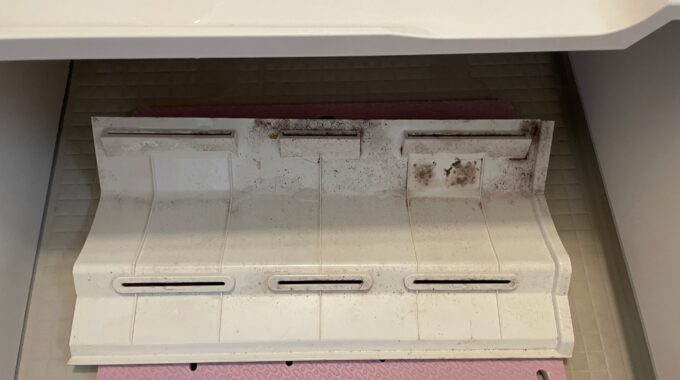 リクシル浴槽エプロン内部とカウンター下部分の写真