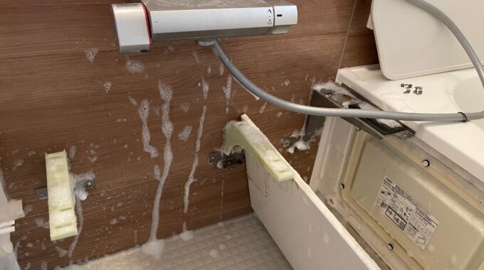 リクシル浴槽エプロン内部とカウンター掃除で壁にカビ落とし剤を吹きかけた写真