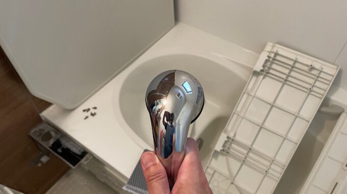 リクシル浴槽エプロン内部とカウンター掃除でシャワーを使う写真