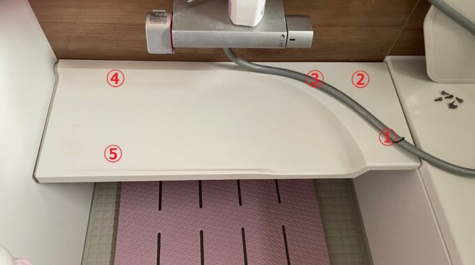 リクシル浴槽エプロン内部とカウンター掃除で下側カウンターのネジの位置写真