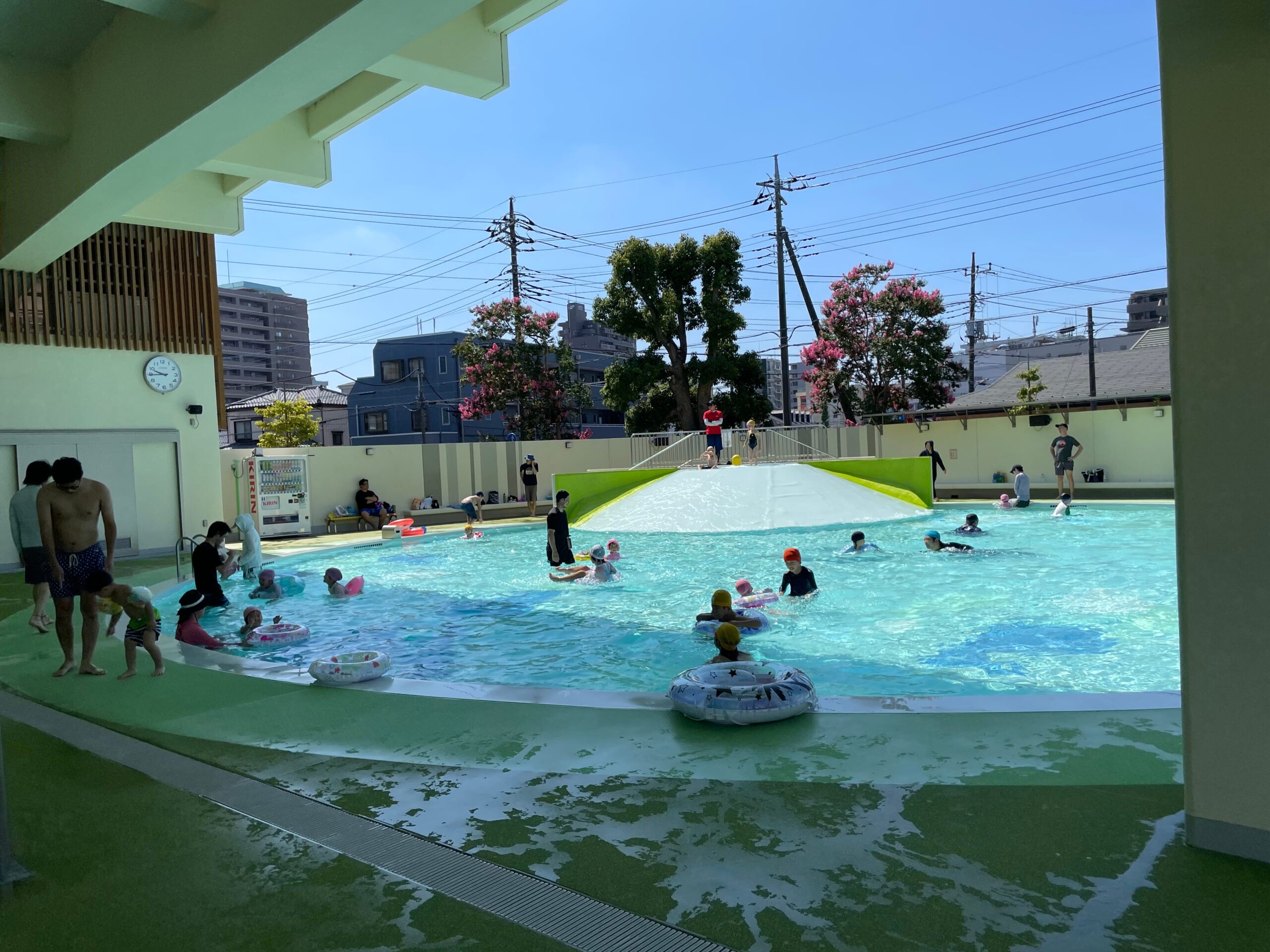 戸田市立児童センター子供の国プール風景写真