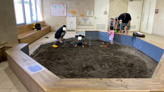 戸田市立児童センター子供の国の屋内砂場写真