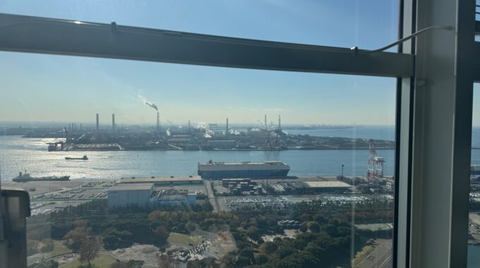 千葉ポートタワー展望デッキからの船写真