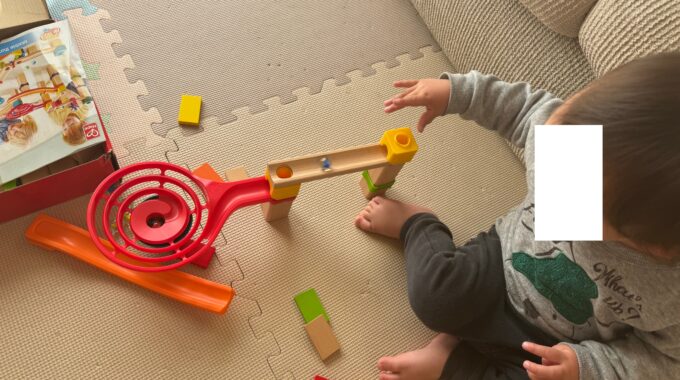 ころころくみかえスライダーベーシックセットで遊ぶ2歳男の子写真