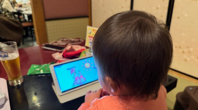 マホロバマインズ三浦の2歳が動画を見る写真