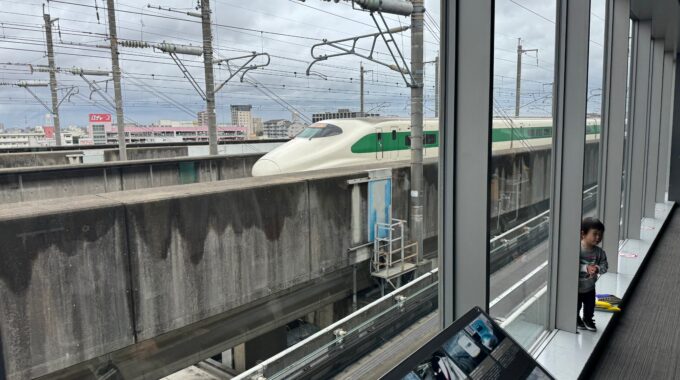 鉄道博物館の新幹線ラウンジからみる新幹線の写真