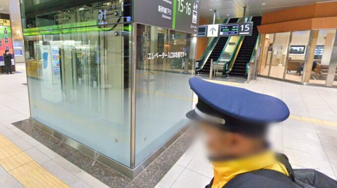 大宮駅の新幹線見学エリアホームに上がるエレベーター写真