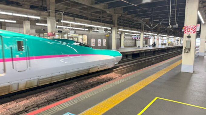 大宮駅の新幹線見学エリアホームから見える新幹線写真