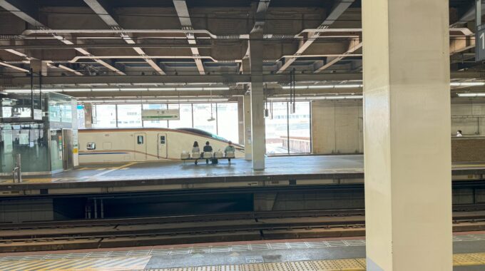 大宮駅の新幹線見学エリアホームの椅子写真