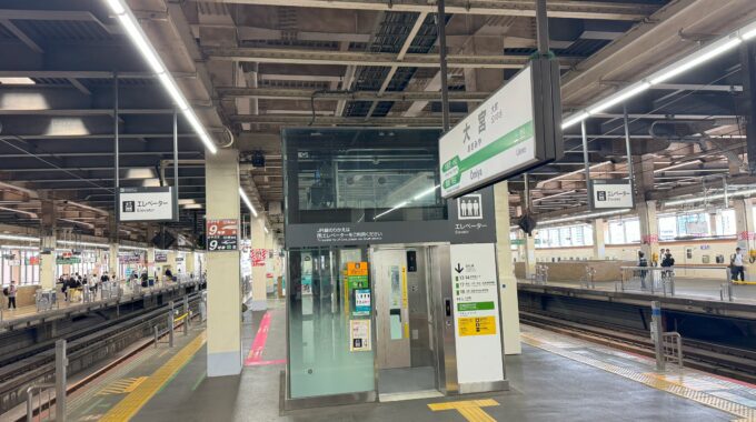大宮駅の新幹線見学エリアホームの閑散とした写真