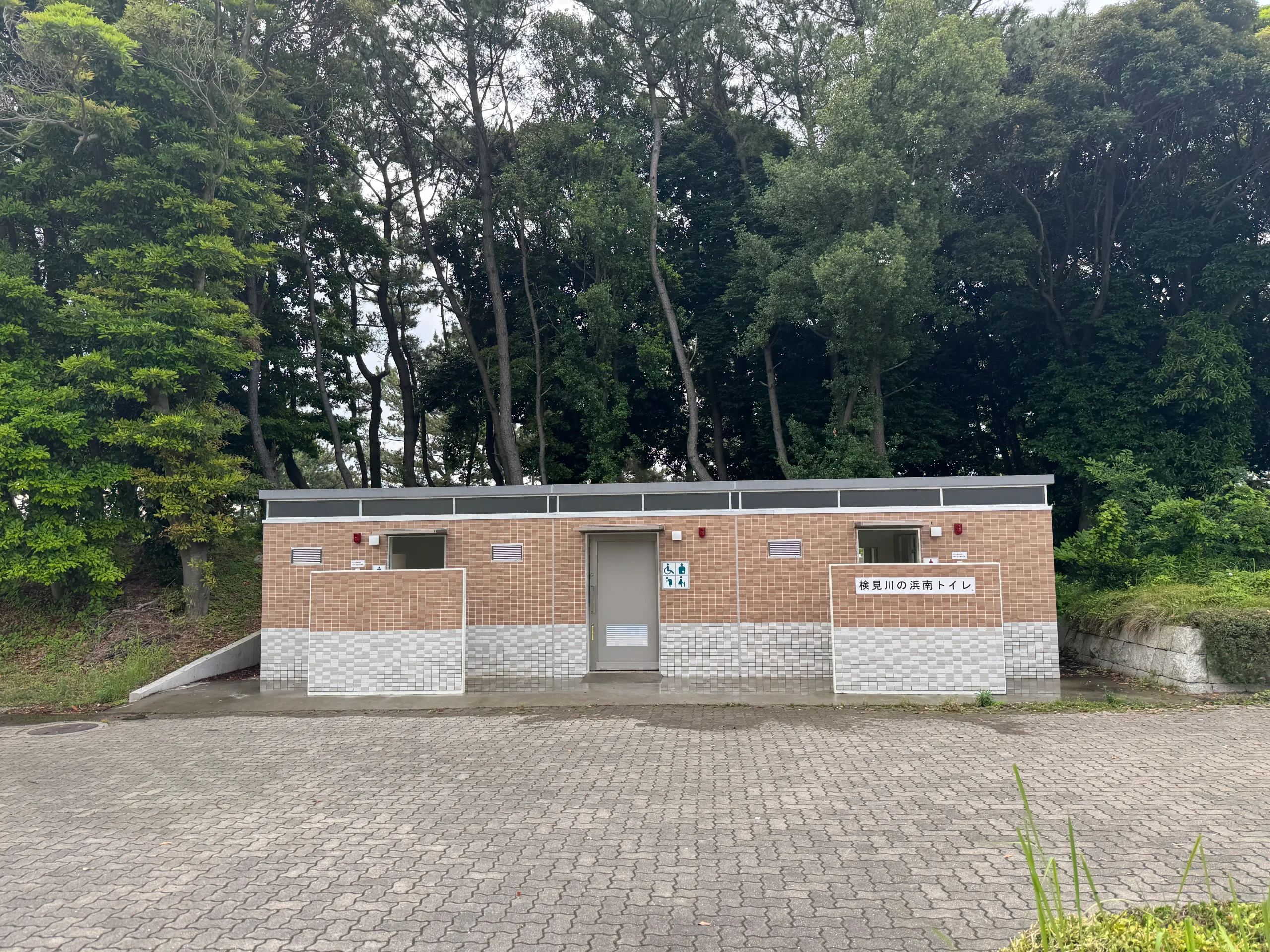 検見川の浜無料駐車場近くのトイレ写真