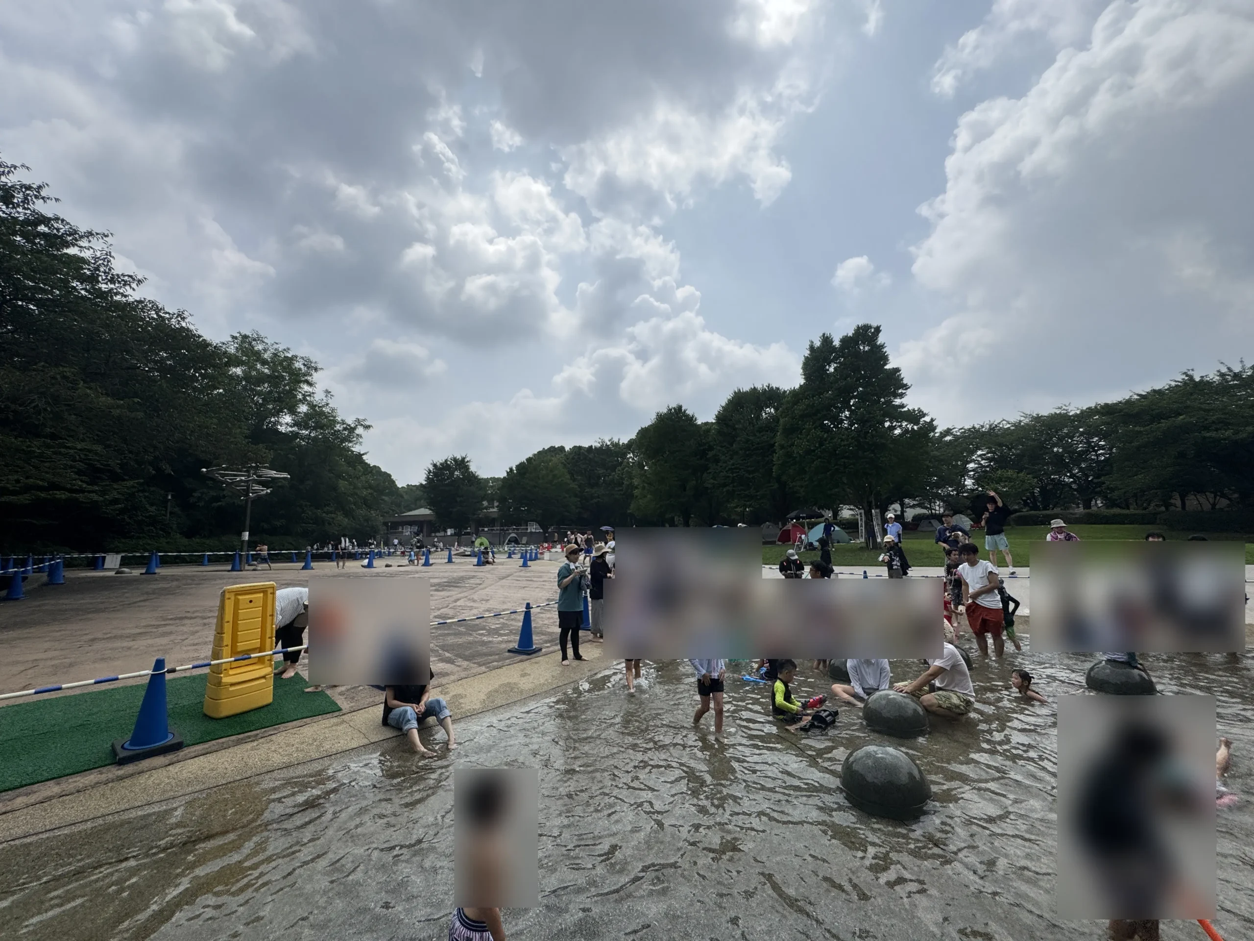 青葉の森公園水遊び場の混雑イメージ写真