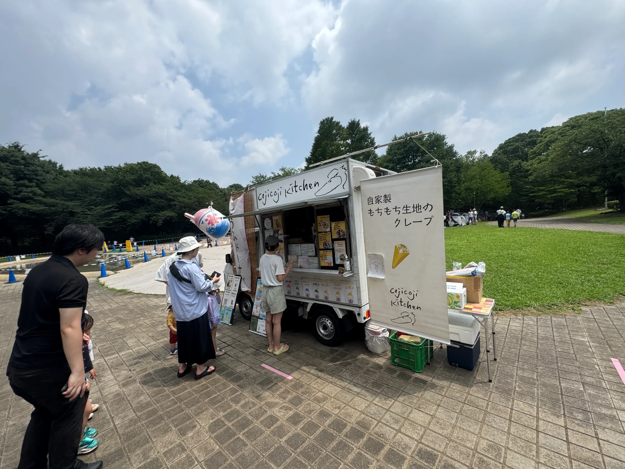 青葉の森公園水遊びにあるキッチンカー写真