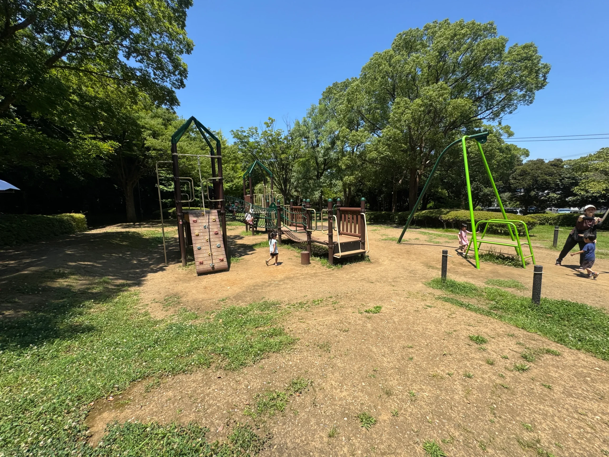 香澄公園じゃぶじゃぶ池となりにある遊具写真