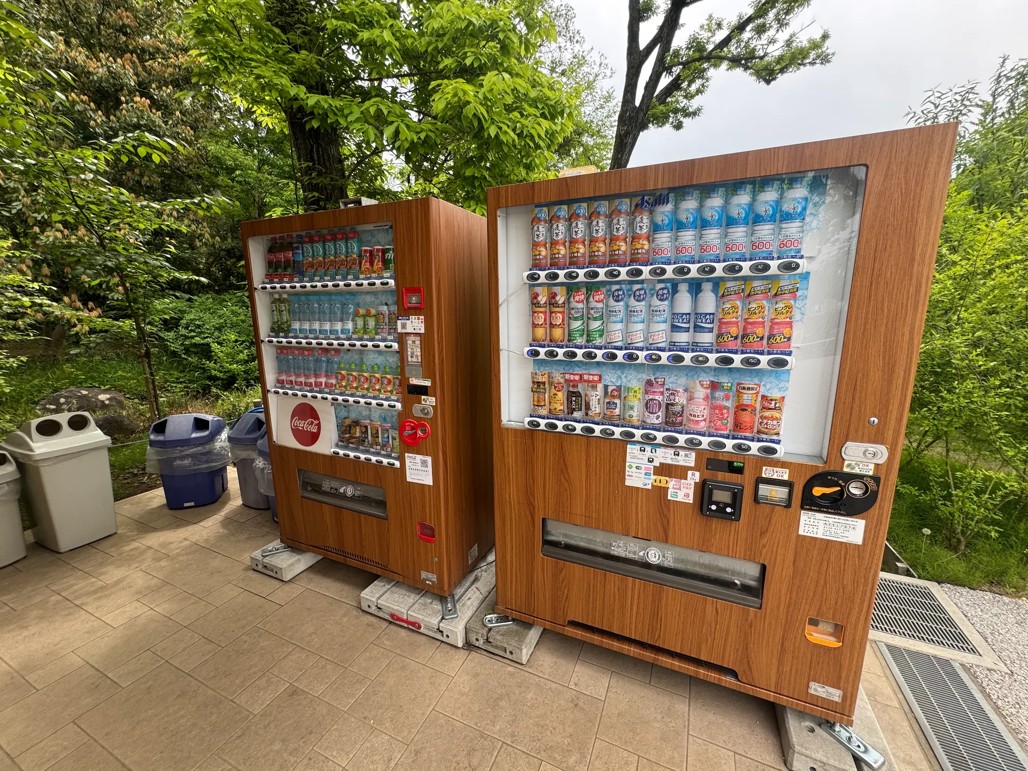 自動販売機が隣にあります