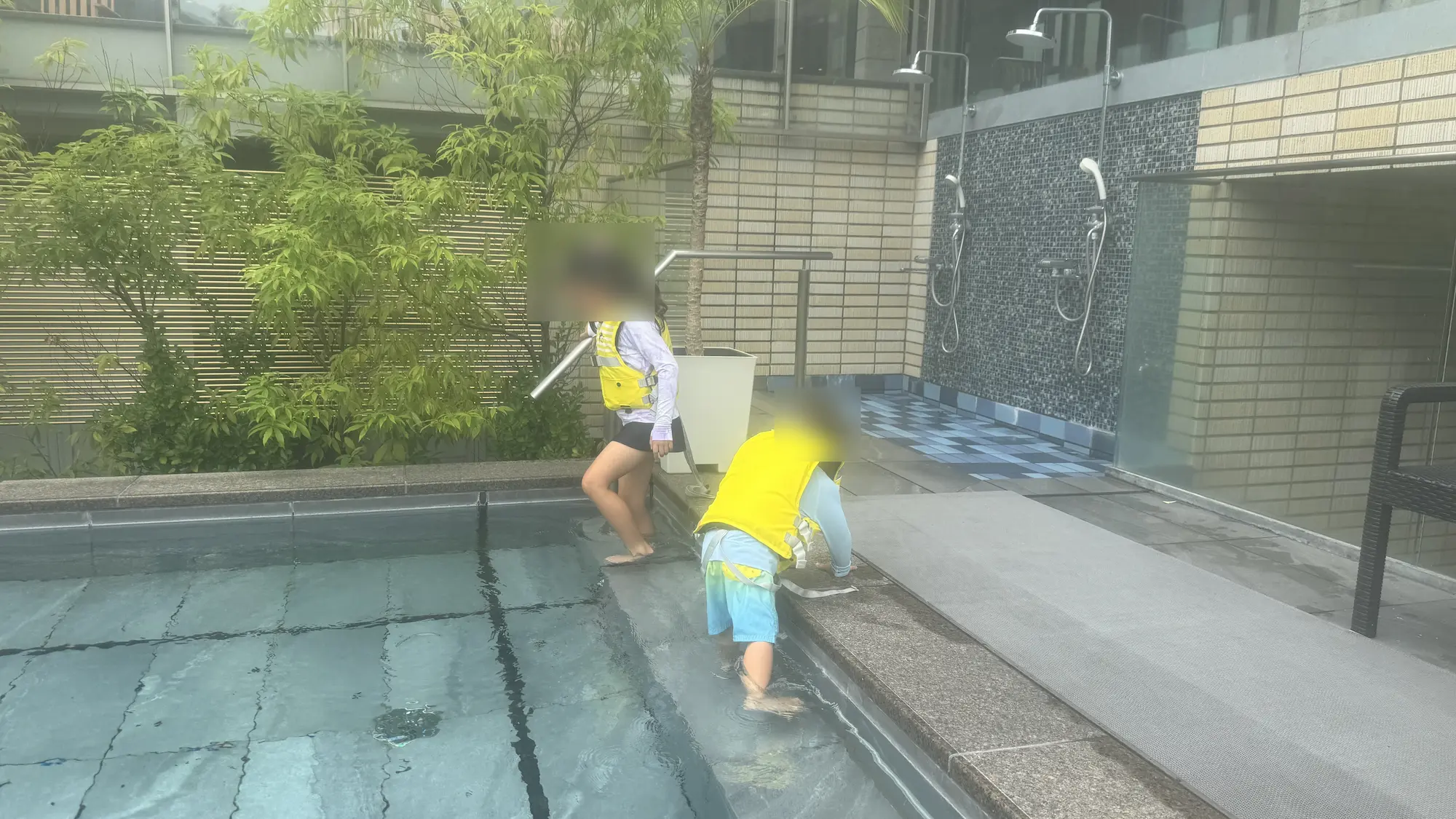 日光きぬ川ホテル三日月おぷーろに入る6歳と３歳