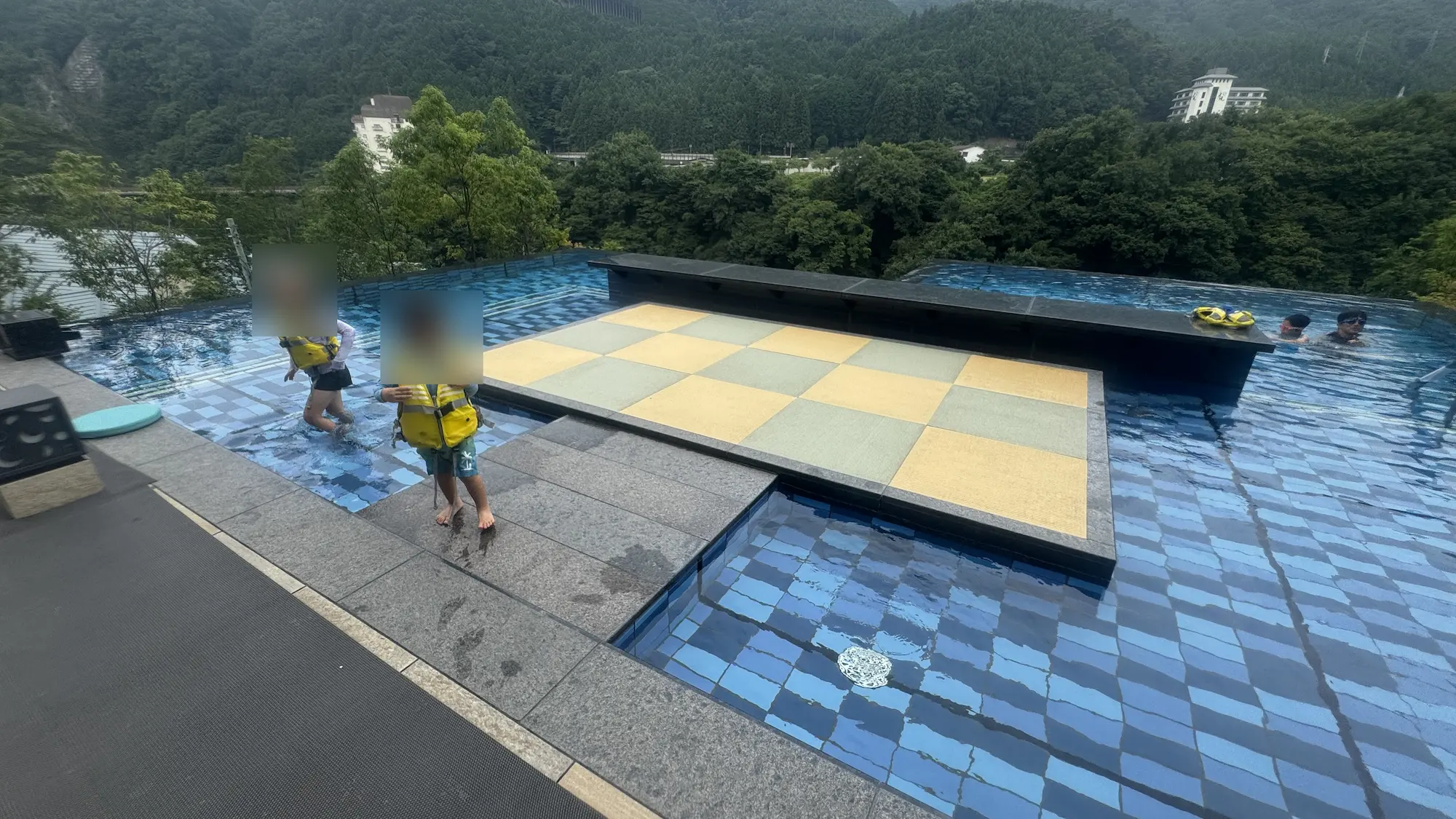 日光きぬ川ホテル三日月左側のおぷーろ