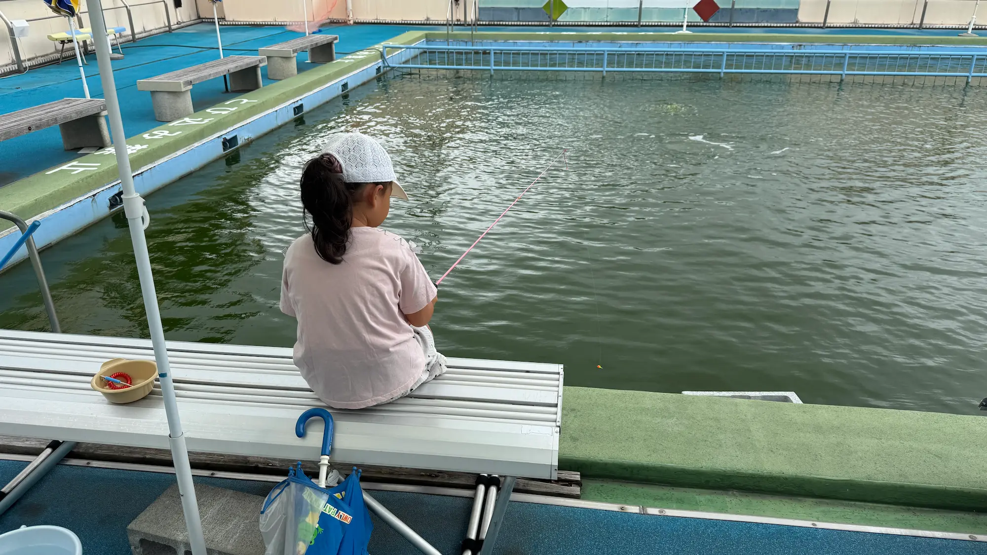 つかプーフィッシングで真剣に釣りをする娘