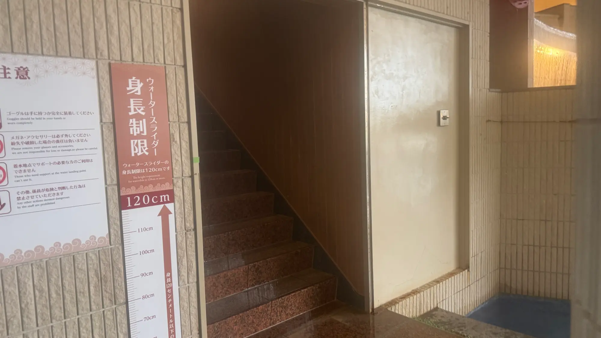 日光きぬ川ホテル三日月屋上プールへの階段
