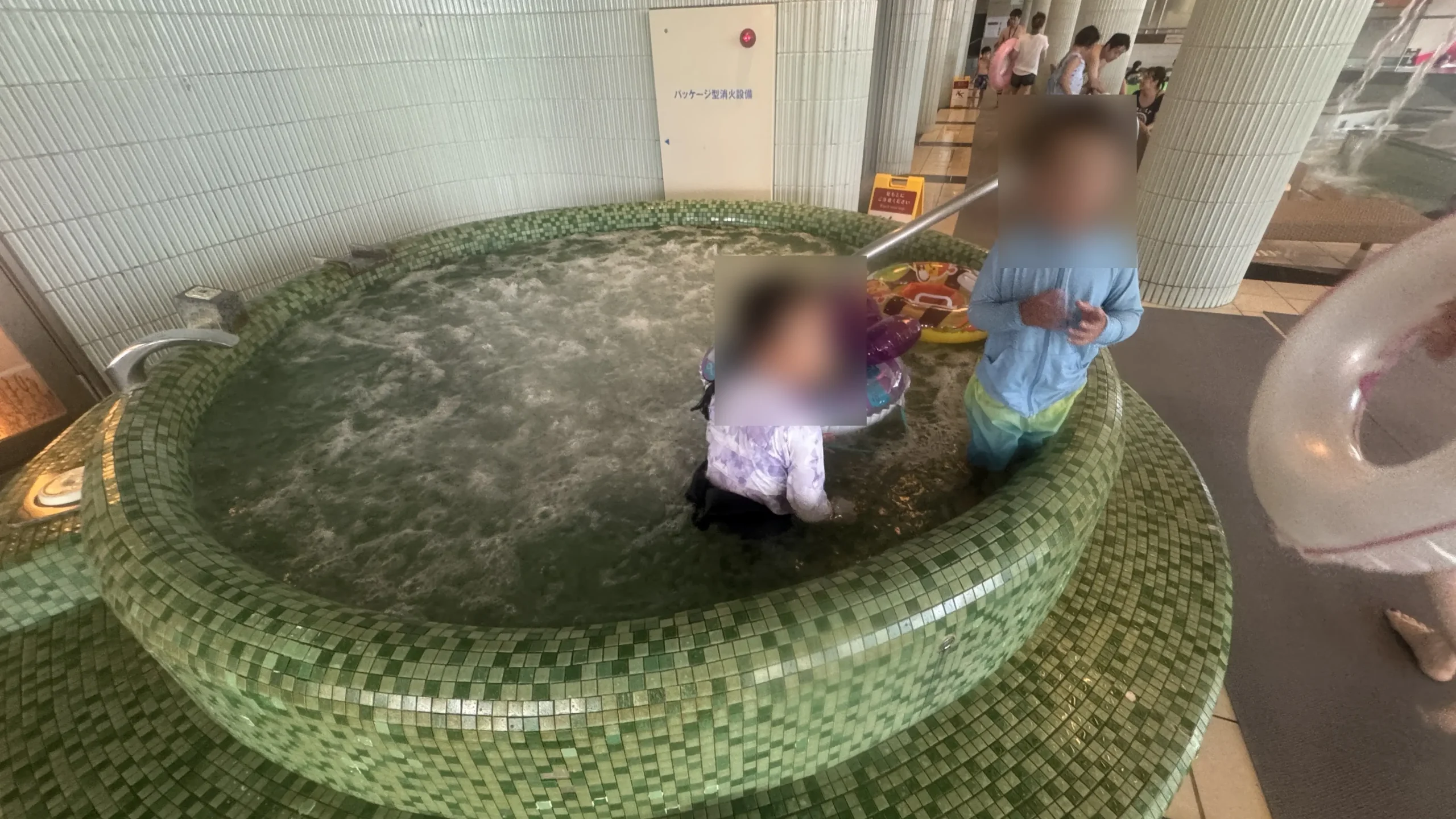 日光きぬ川ホテル三日月プールでの子供