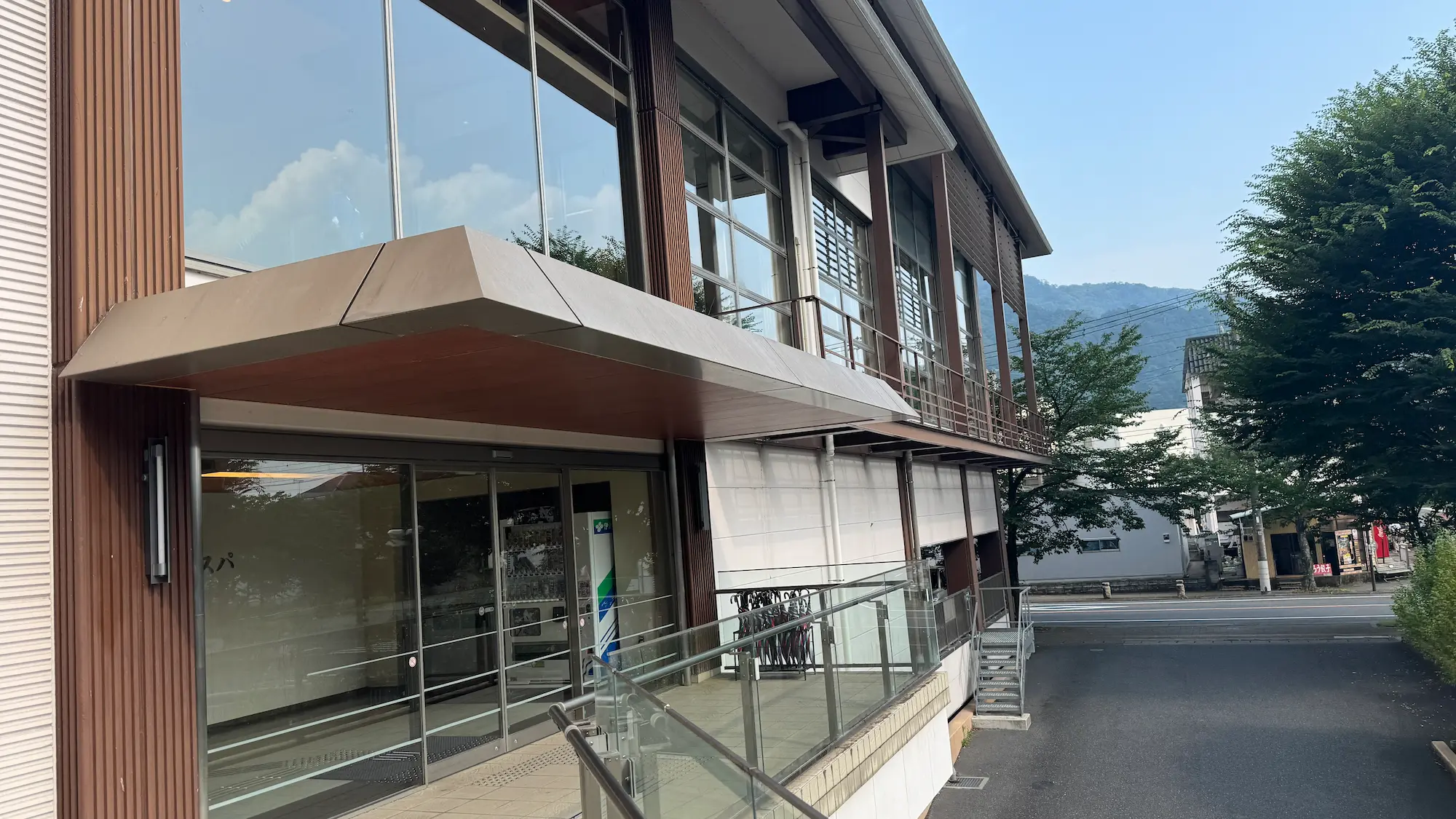 日光きぬ川ホテル三日月プールの建物