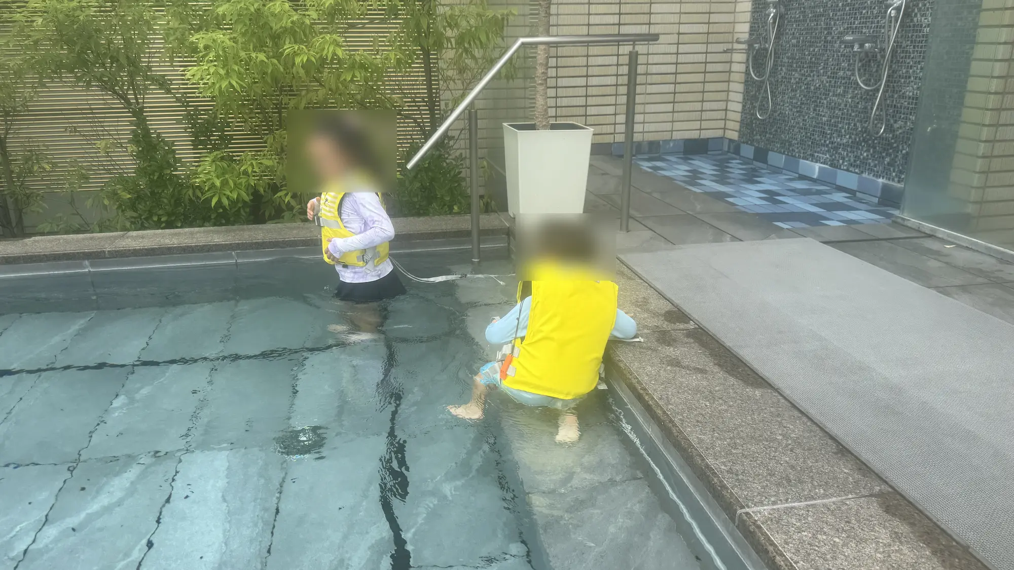 日光きぬ川ホテル三日月おぷーろに入る子供
