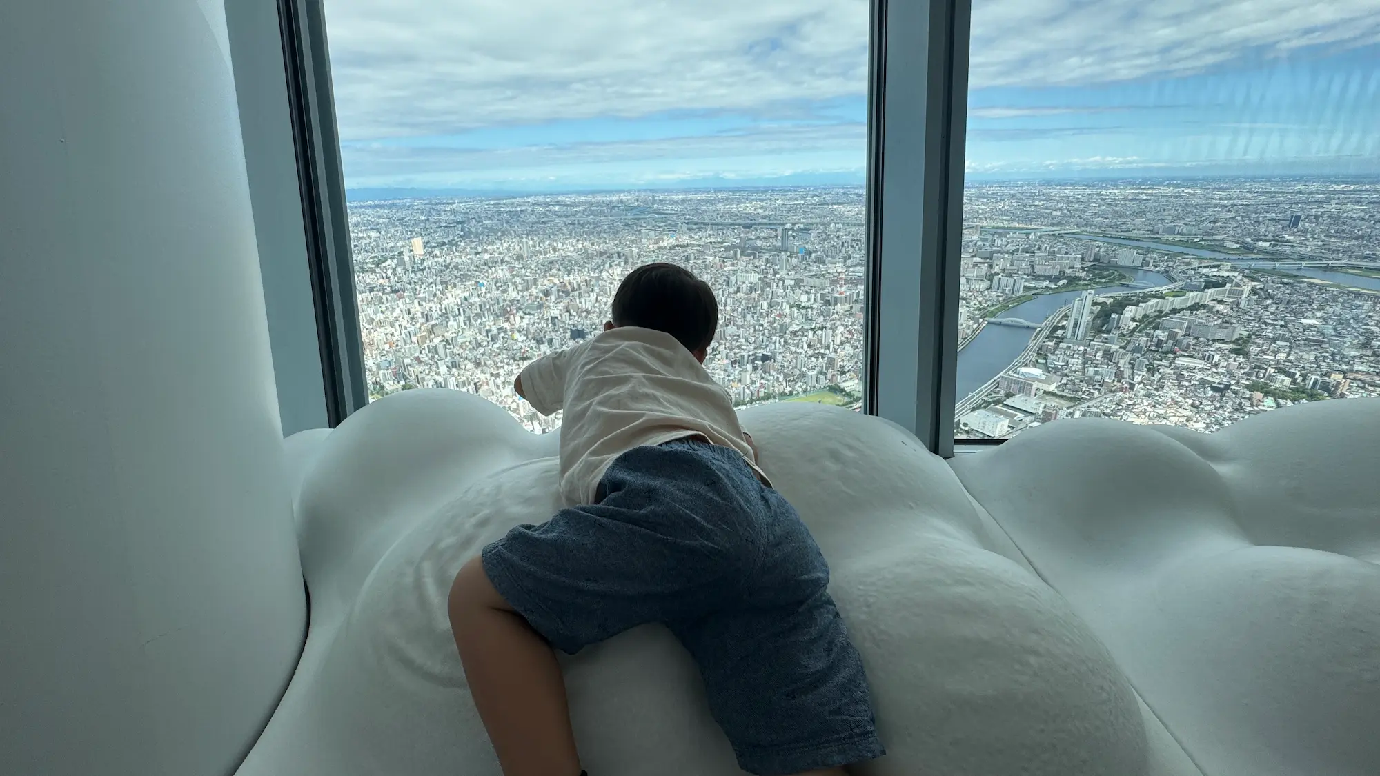 東京スカイツリーの雲で遊ぶ3歳