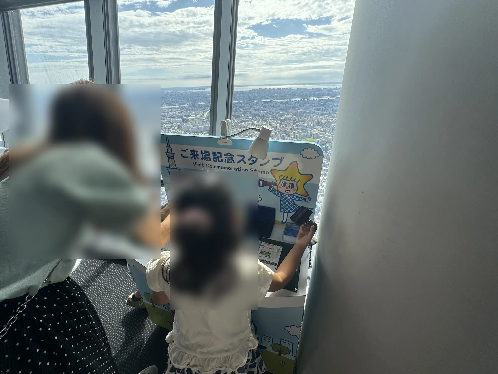 東京スカイツリーのスタンプを押す6歳