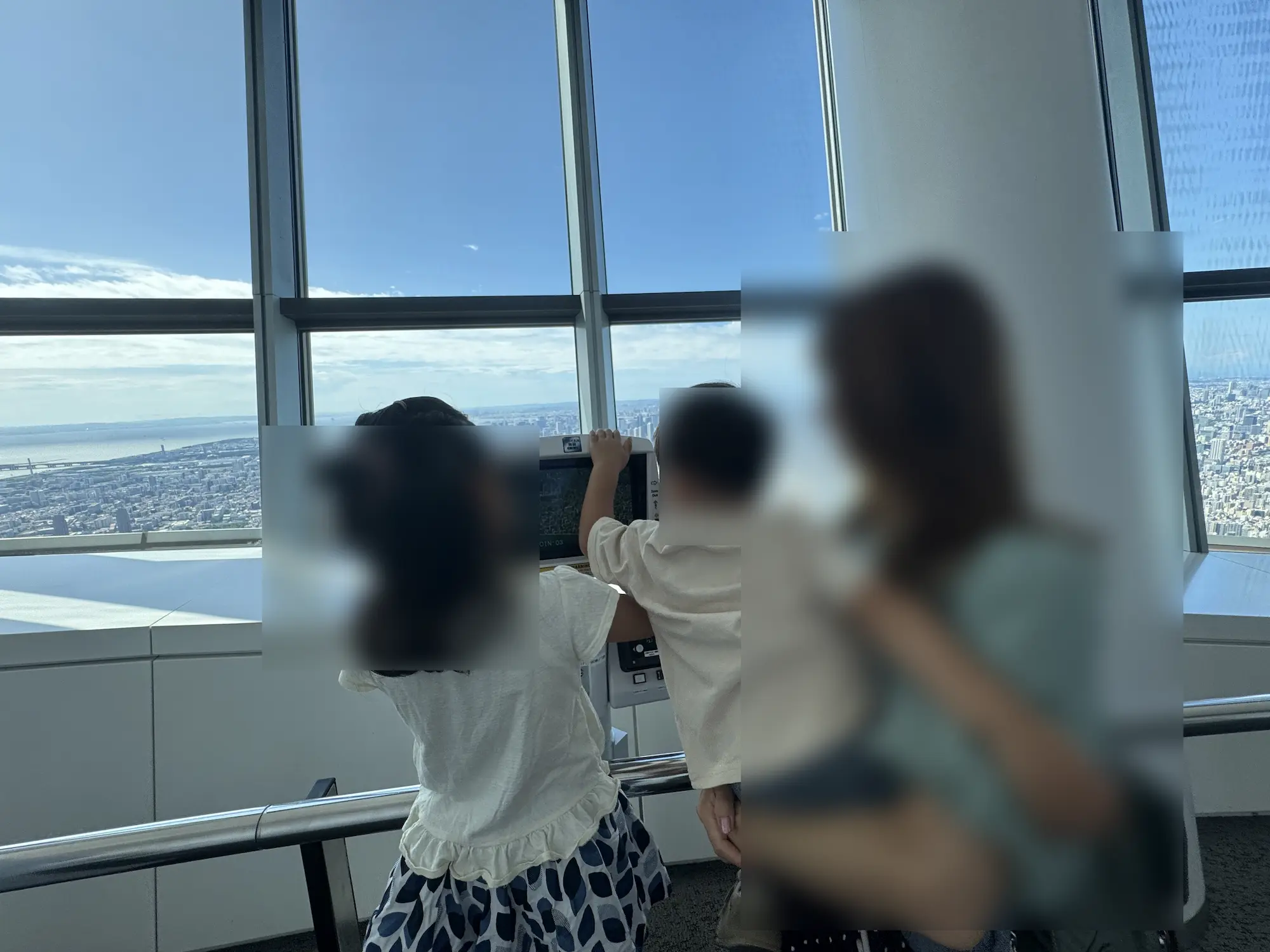 東京スカイツリーの望遠鏡を見る子供