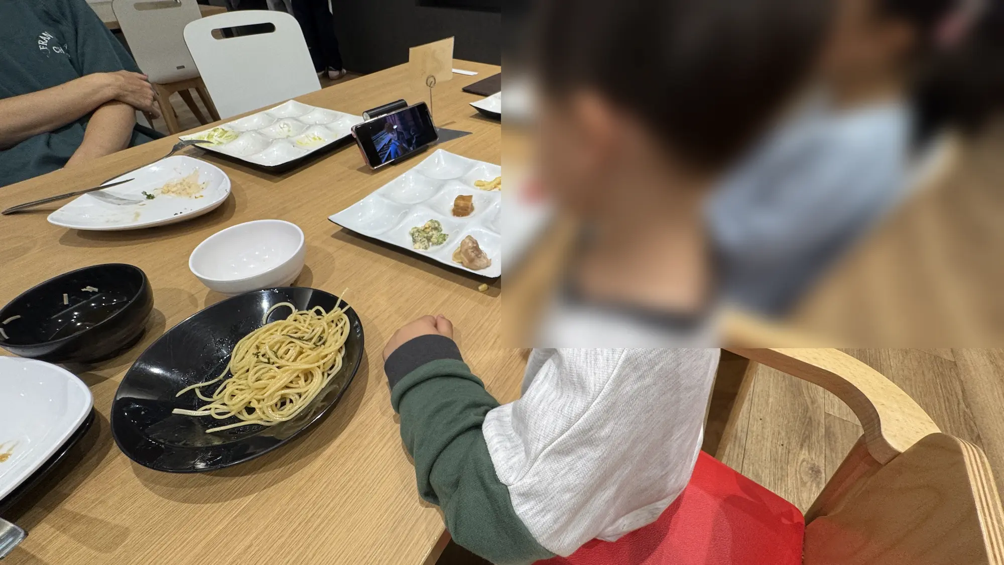 リソルの森のランチレストラン食事風景