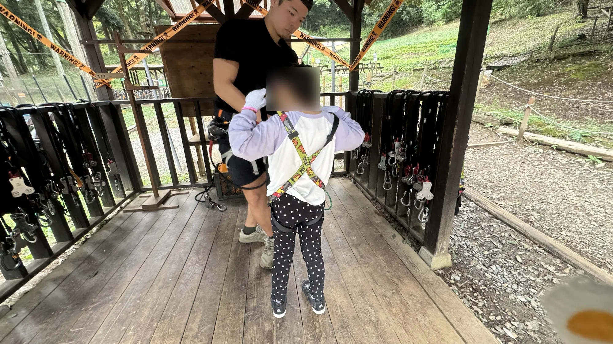 リソルの森のターザニアでハーネスを付ける