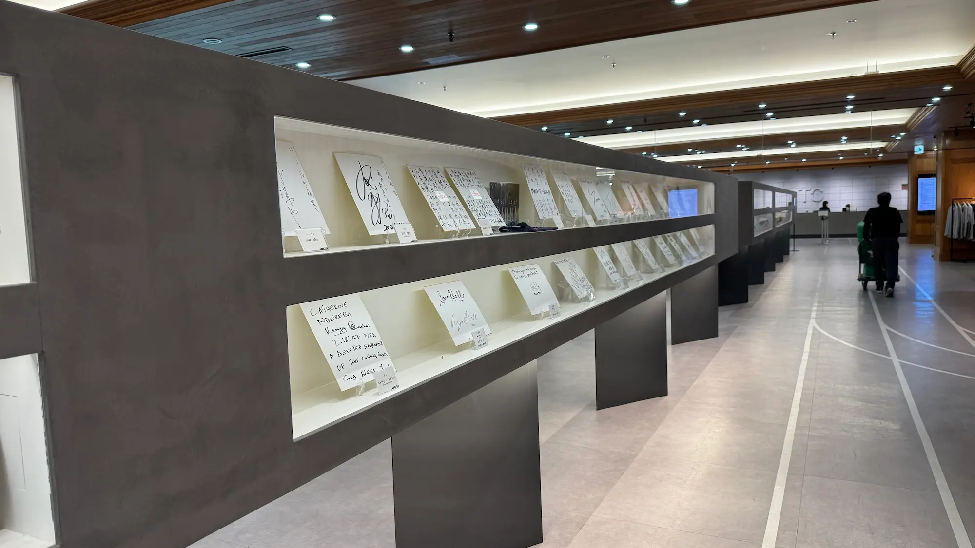 リソルの森メディカルトレーニングセンターのサイン棚