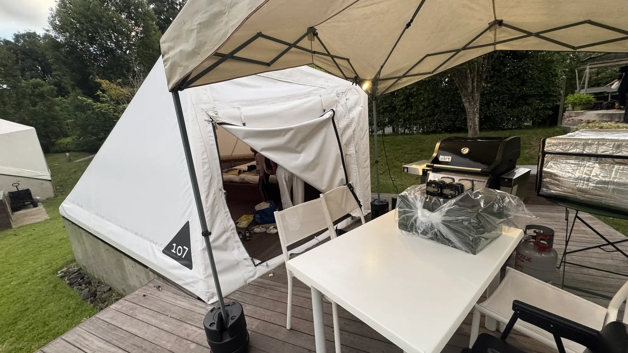 リソルの森のグランピングテントキャビンの入り口