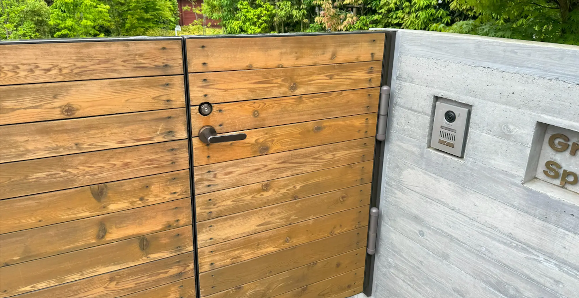 リソルの森のグランピング施設の門