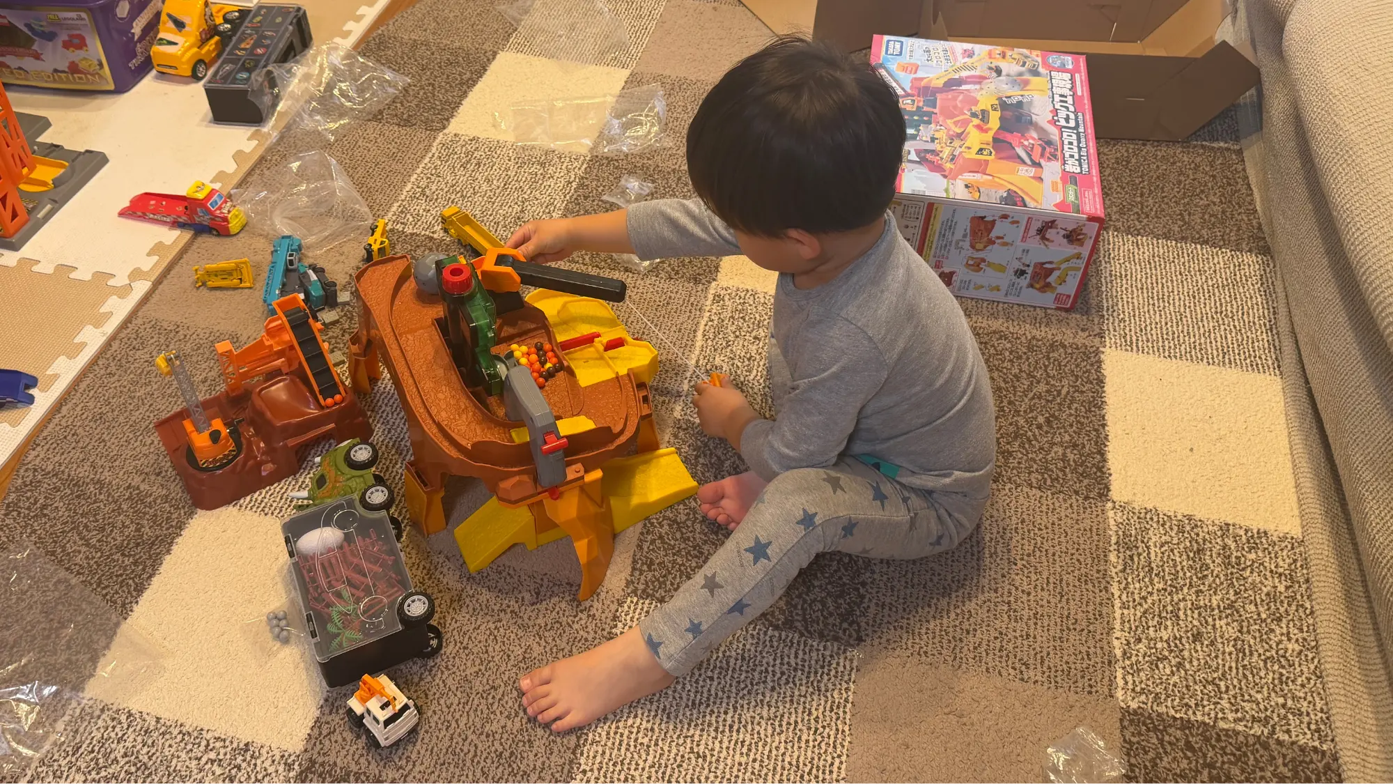 トミカ ビッグ工事現場を徹底レビュー！説明書・シールの貼り方・玉の