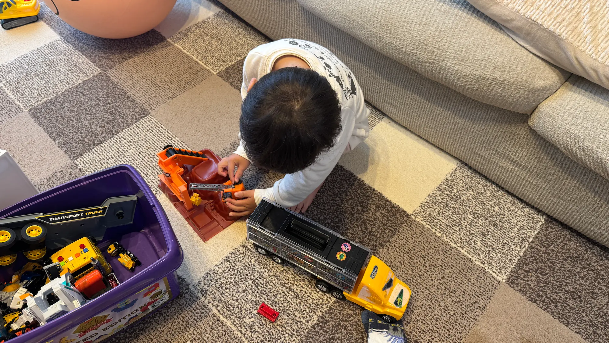 トミカの建設現場セットで遊ぶ4歳