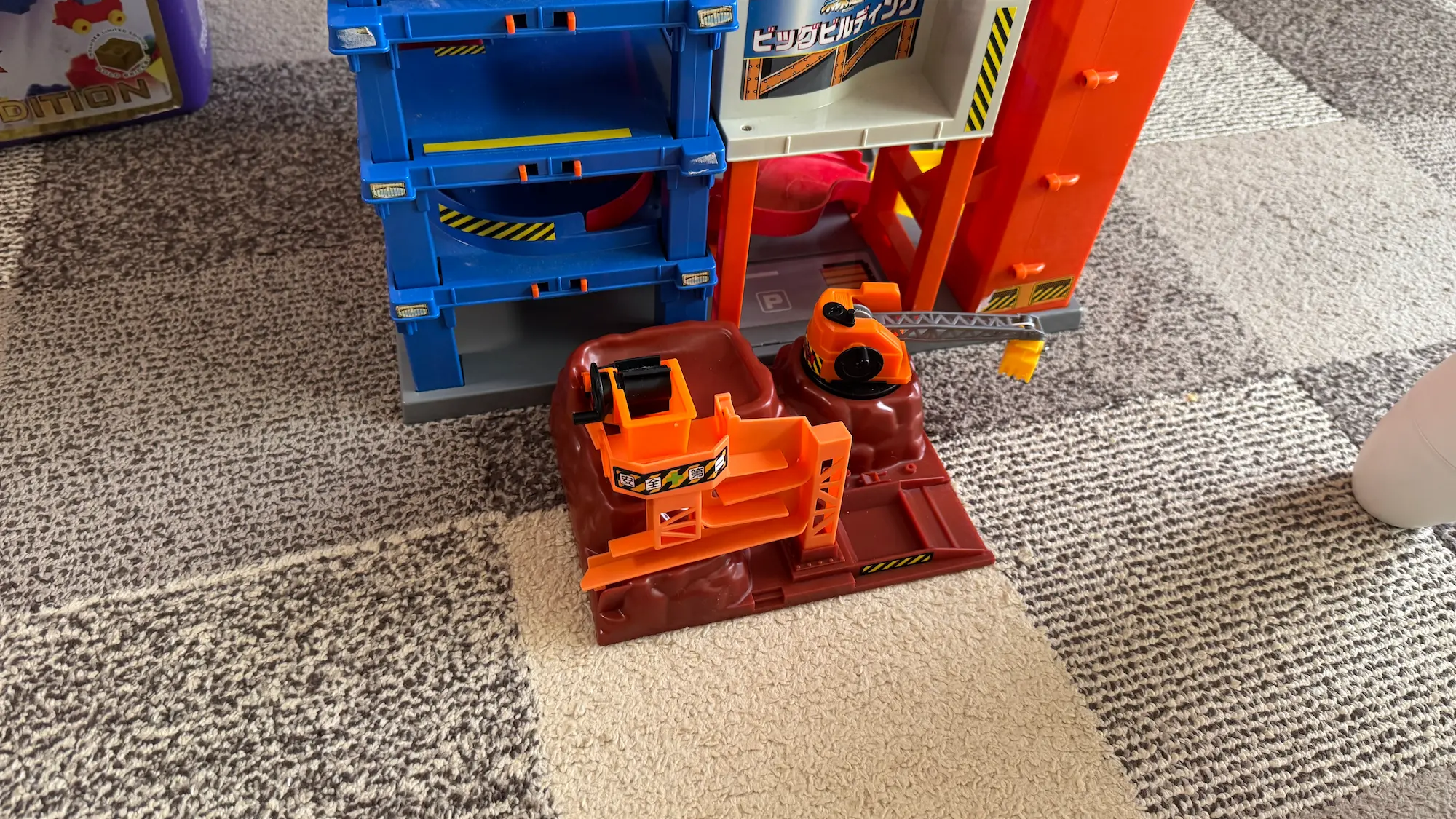 他のトミカと一緒にトミカの建設現場セットで遊ぶ4歳