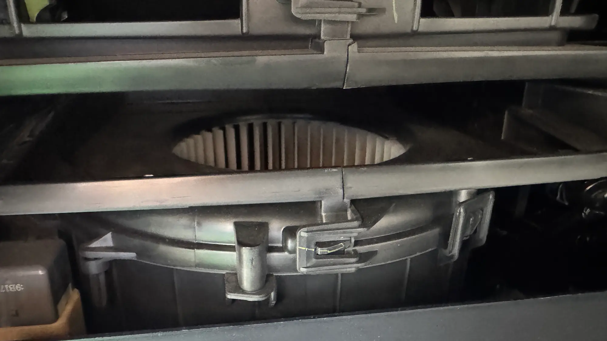 フォレスターのエアコンフィルター交換でフィルターを抜いた所