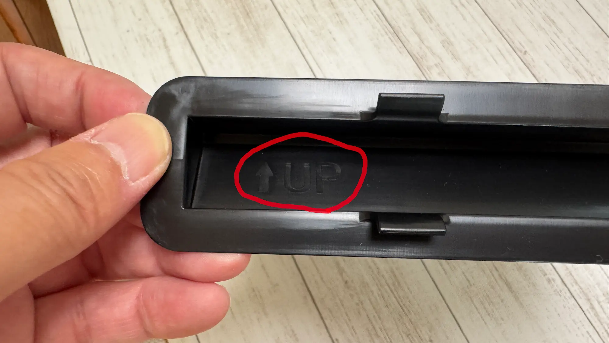 フォレスタ―のエアコンフィルター交換でフィルターの上下確認