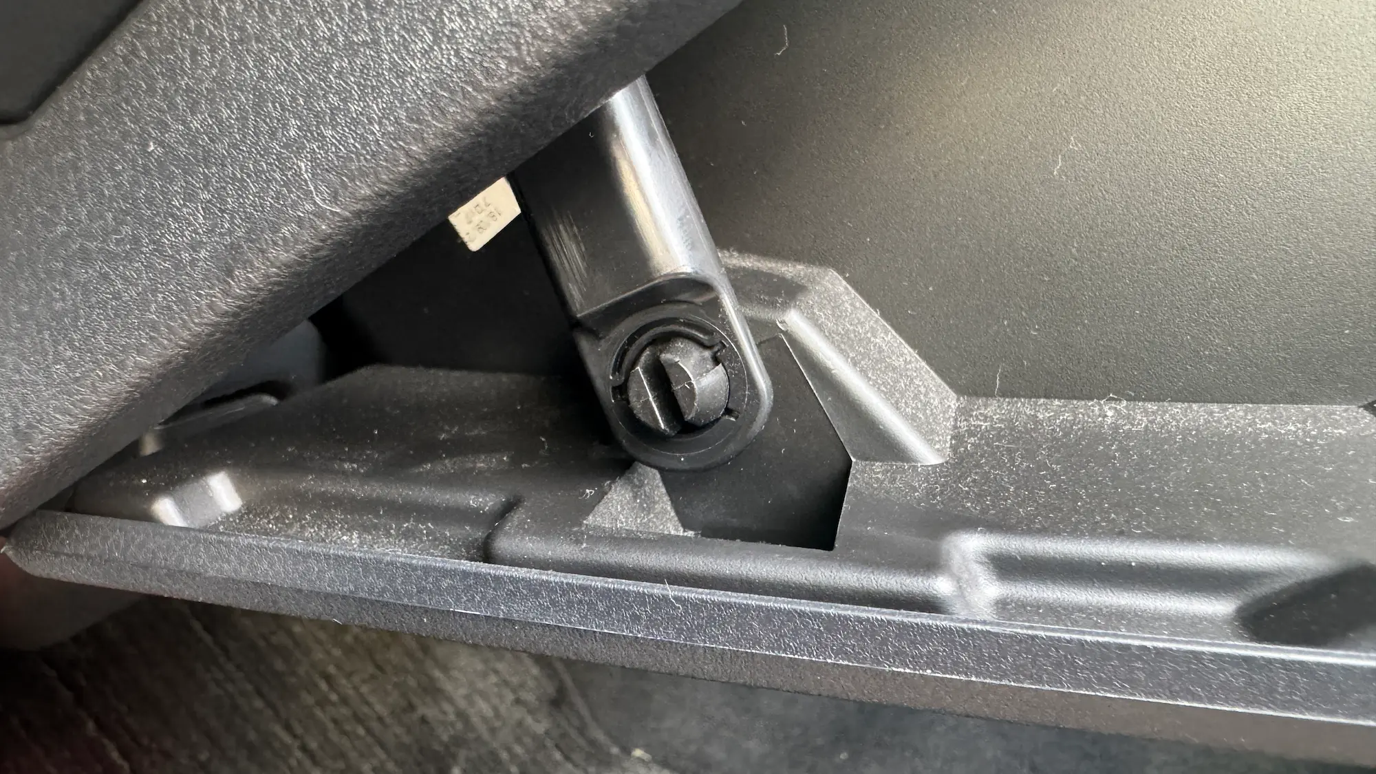 フォレスターのエアコンフィルター交換で外すダンパー