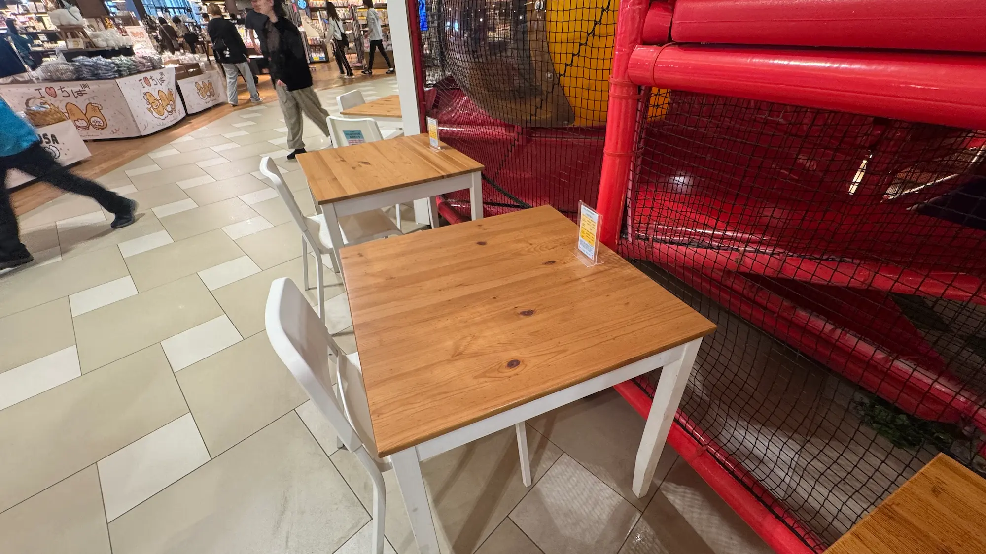 ズーアドベンチャー幕張新都心の机といす