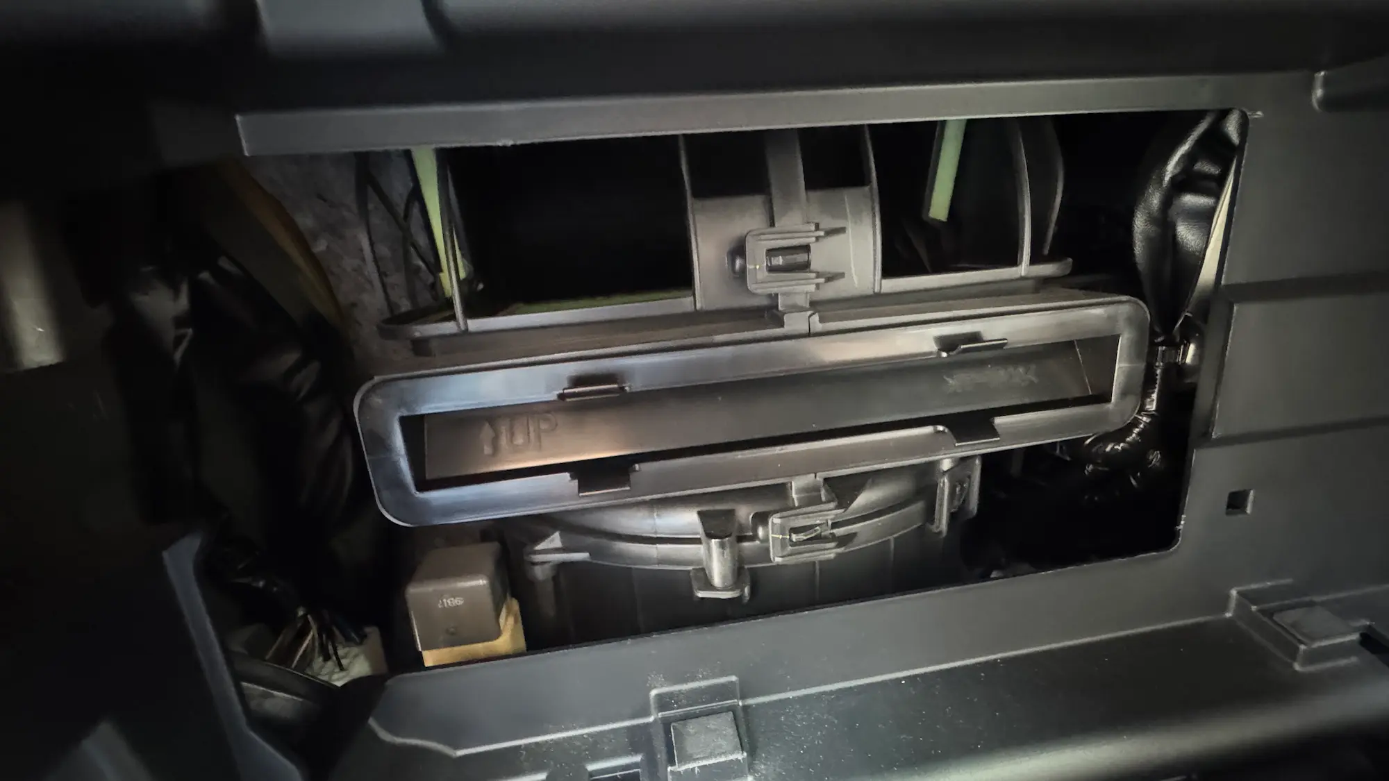 フォレスタ―のエアコンフィルター交換で後の状態