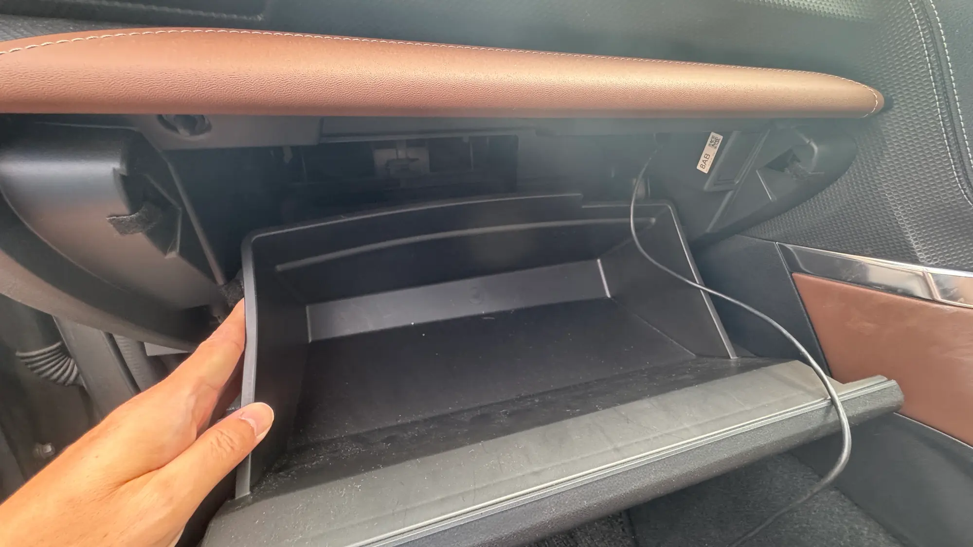 フォレスターのエアコンフィルター交換で両端を押すイメージ