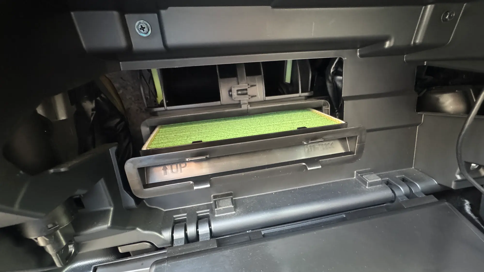 フォレスタ―のエアコンフィルター交換でフィルターを差し込む 