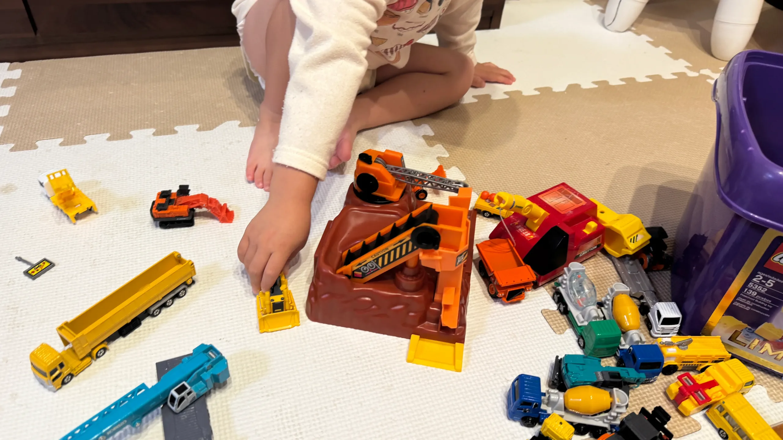 レゴブロックとトミカの建設現場セット